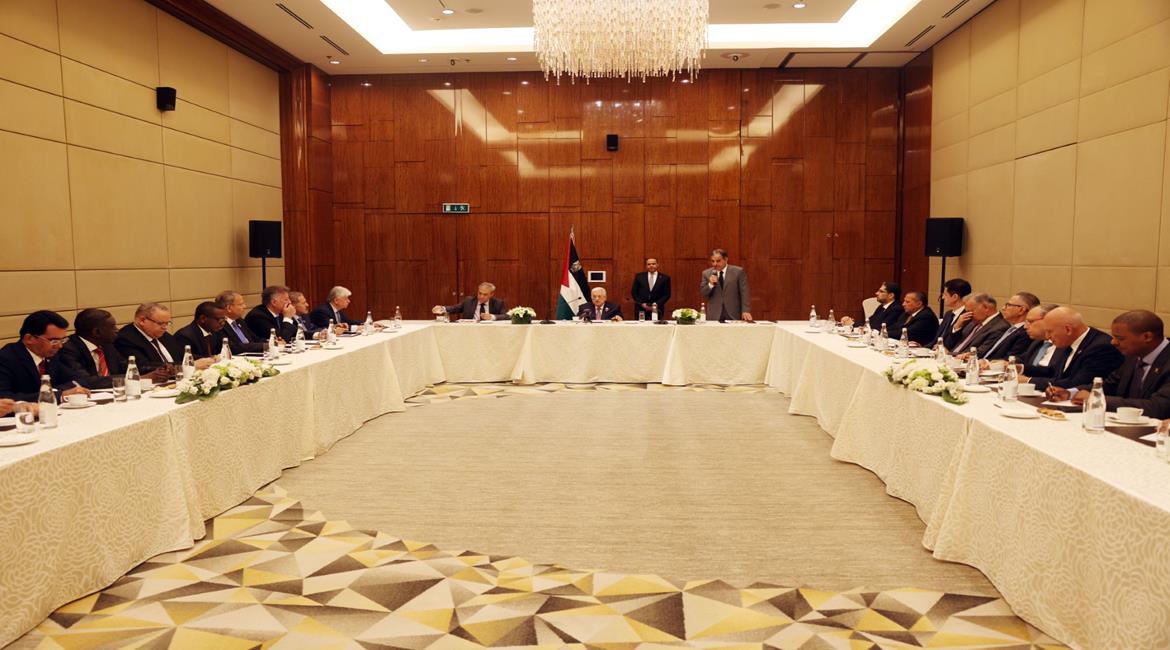 الرئيس محمود عباس، يستقبل في مقر إقامته بموسكو، السفراء العرب المعتمدين لدى روسيا.